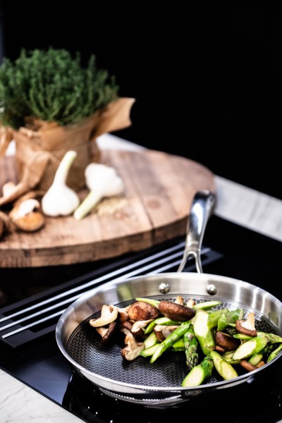 Tigaie de inox ELO Relief, 24 cm, antiaderenta, indestructibila, tehnologie Weilburger C3 honeycomb | Domestika.ro