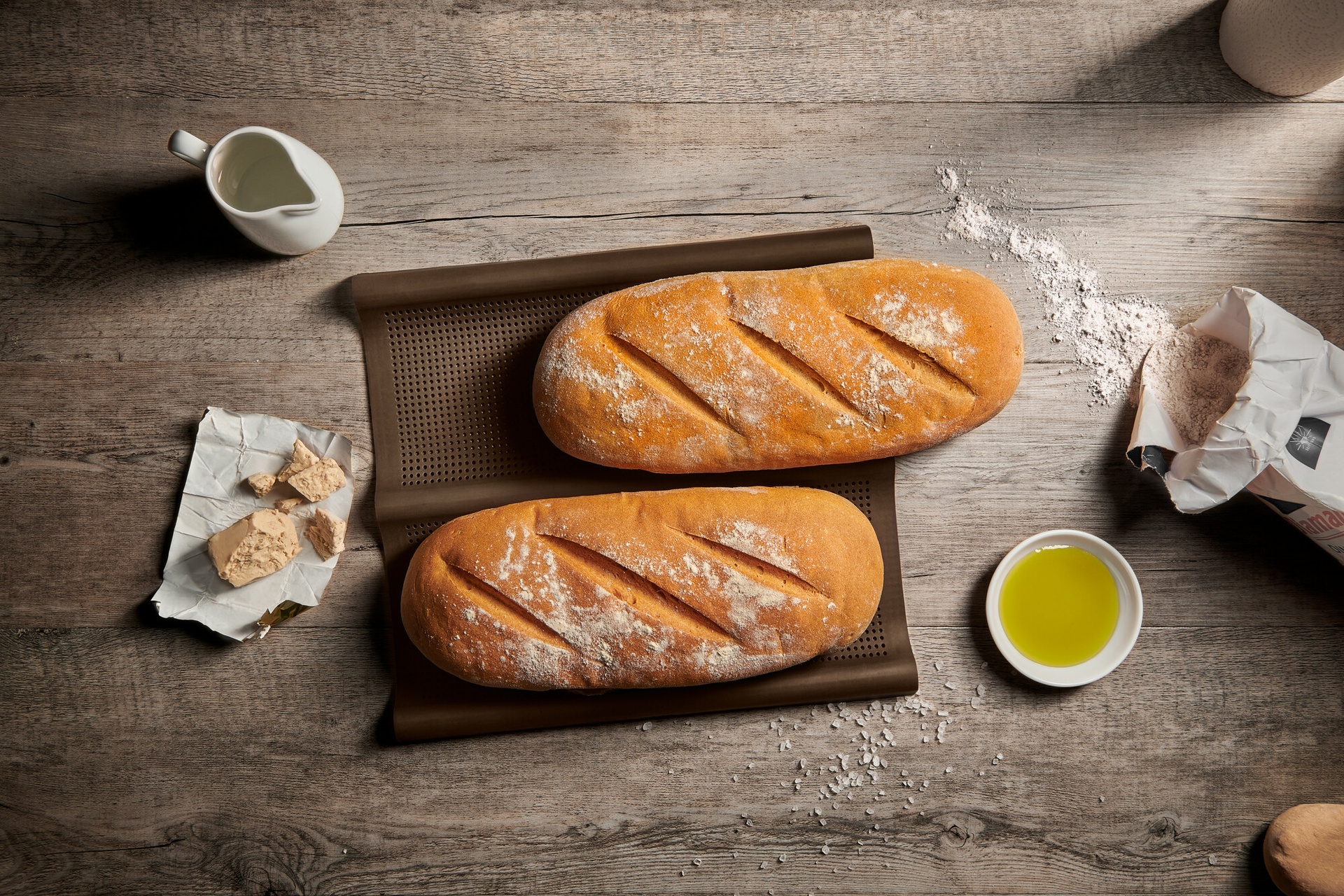 Forma pentru ciabatta LURCH FlexiForm, 29,5 x 26 cm, silicon maro, 2 compartimente | Domestika.ro