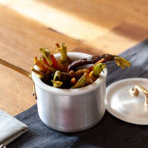 Set de preparare si servire Marcato Heritage MINI: oala cu maner, bol din portelan alb si capac- diametru 10 cm | Domestika.ro