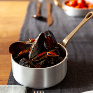 Set de preparare si servire Marcato Heritage MINI: cratita cu maner, bol din portelan alb si capac- diametru 12 cm | Domestika.ro