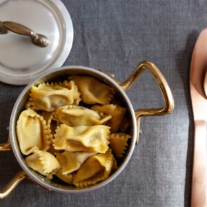 Set de preparare si servire Marcato Heritage MINI: oala cu 2 manere, bol din portelan alb si capac- diametru 10 cm | Domestika.ro