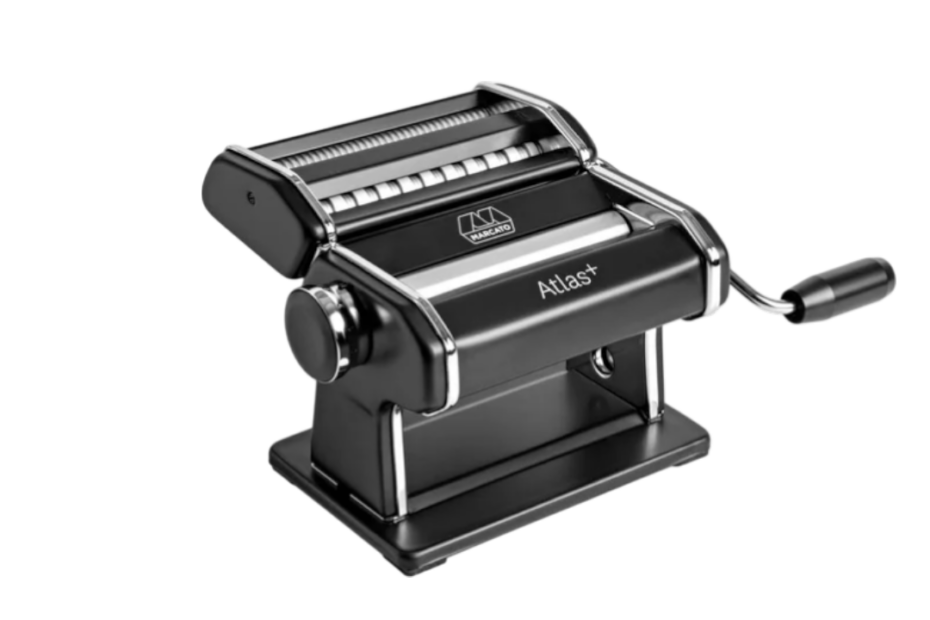 Masina de paste Marcato Atlas 150 Nero Plus preparand fettuccine proaspete pe blatul de bucatarie