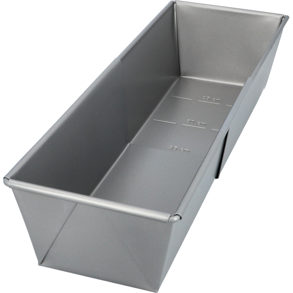 Tava de copt ajustabila Baker's Best cu chec proaspat copt, demonstrand versatilitatea dimensiunilor