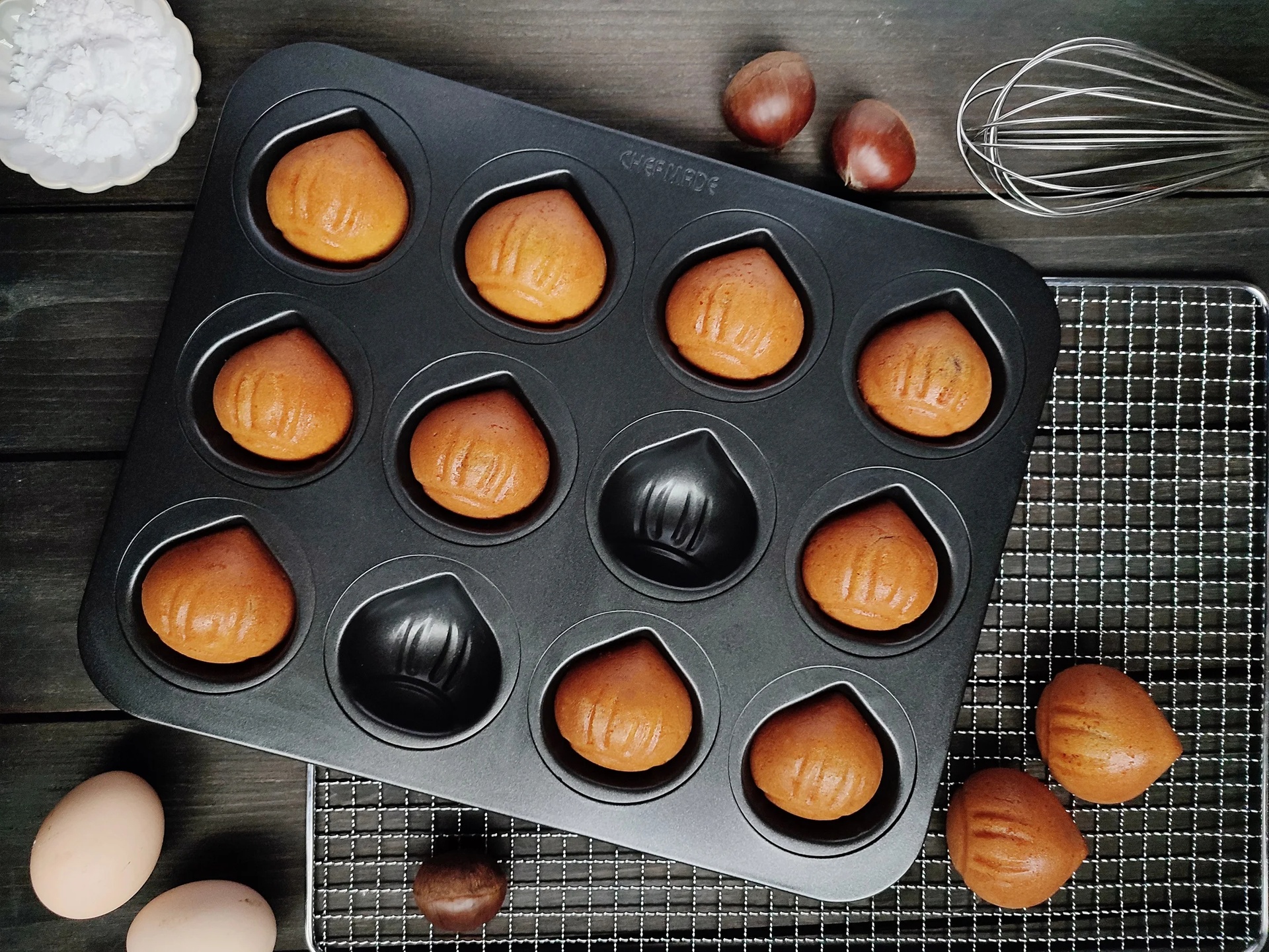 Context real de utilizare pentru Tava pentru nuci 12 forme CHEFMADE Black