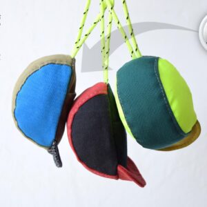 Husă AirTag în formă de cască de ciclist - Handmade, accesoriu elegant pentru bicicletă